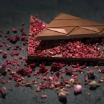 Aguara mlečna čokolada sa malinom, višnjom i laticama ruže