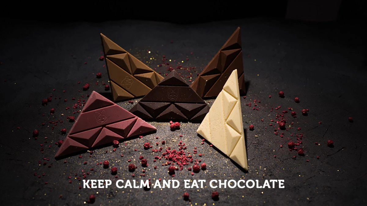 Ručno rađena Aguara čokolada iz Srbije sa jedinstvenim dizajnom i ukusom – bela čokolada, mlečna čokolada, tamna čokolada i bela čokolada sa karamelom.