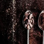 Kakao u prahu, kako lom, čokolada u kašikama na drvenoj dasci