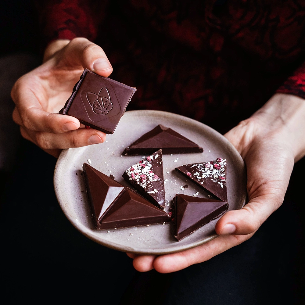 Tanjir sa izlomljenom tamnom čokoladom sa kozjim sirom i malinom