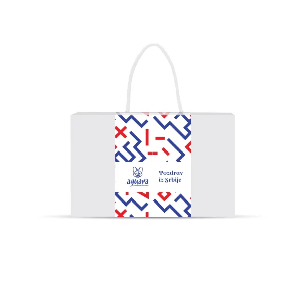 Aguara poklon pakovanje sa drškom Pozdrav iz Srbije. Na pakovanju se nalaze plavo crvene šare.
