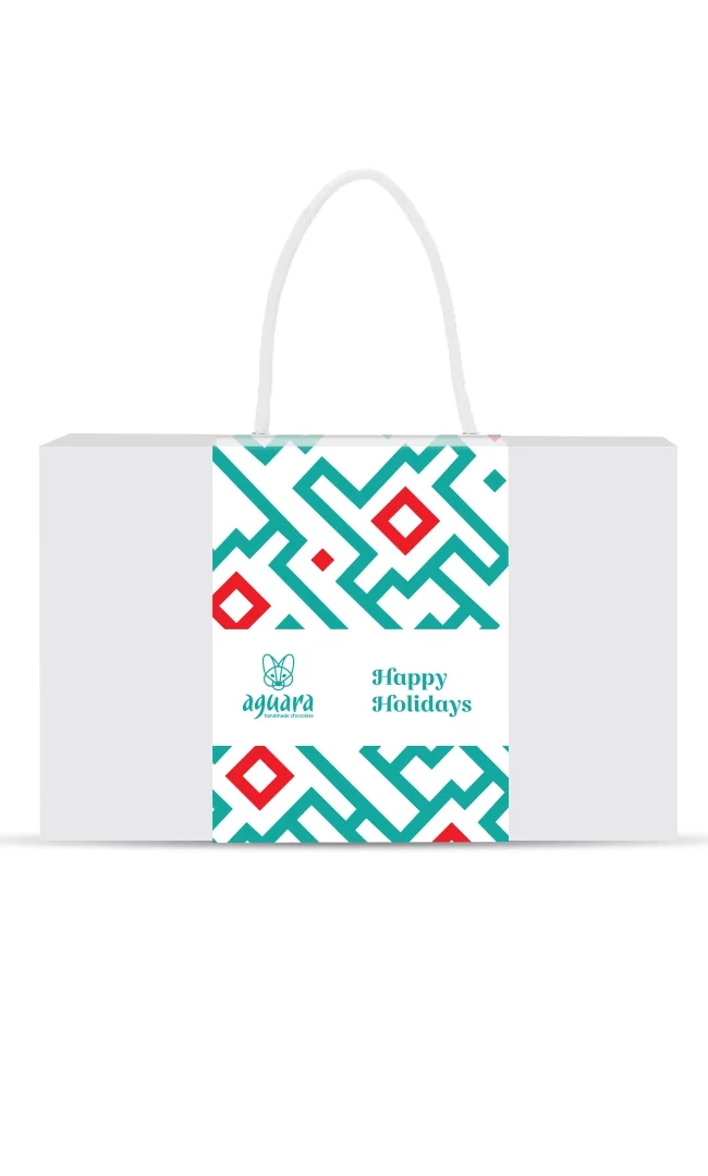Aguara poklon pakovanje sa drškom Srećni praznici. Na pakovanju se nalaze zeleno crvene šare.