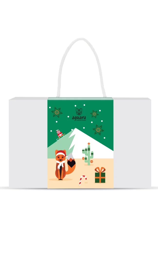 Aguara poklon pakovanje za novogodišnje praznike posvećene deci. Na pakovanju se nalazi aguara ispred planine .