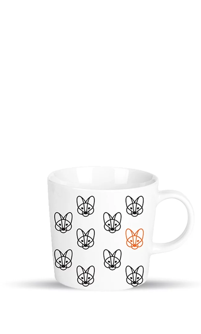 Aguarina šolja. Na šolji se nalazi patern aguarine glave koji se ponvalj.