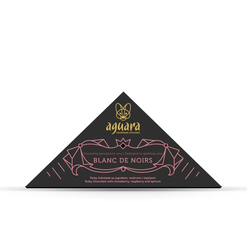 Trouglasta čokolada čokoladeposvećene vinu Blanc de noirs. Na ambalaži se nalaze linijski elementi koji predstavljaju elemente srpske tradicije.