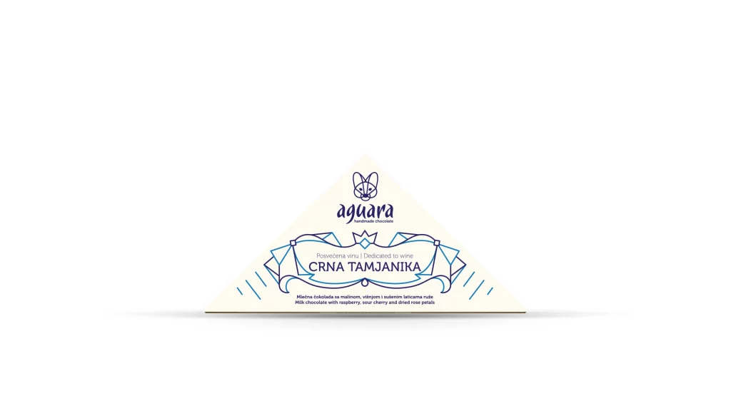 Trouglasta čokolada čokoladeposvećene vinu Crna tamjanika. Na ambalaži se nalaze linijski elementi koji predstavljaju elemente srpske tradicije.