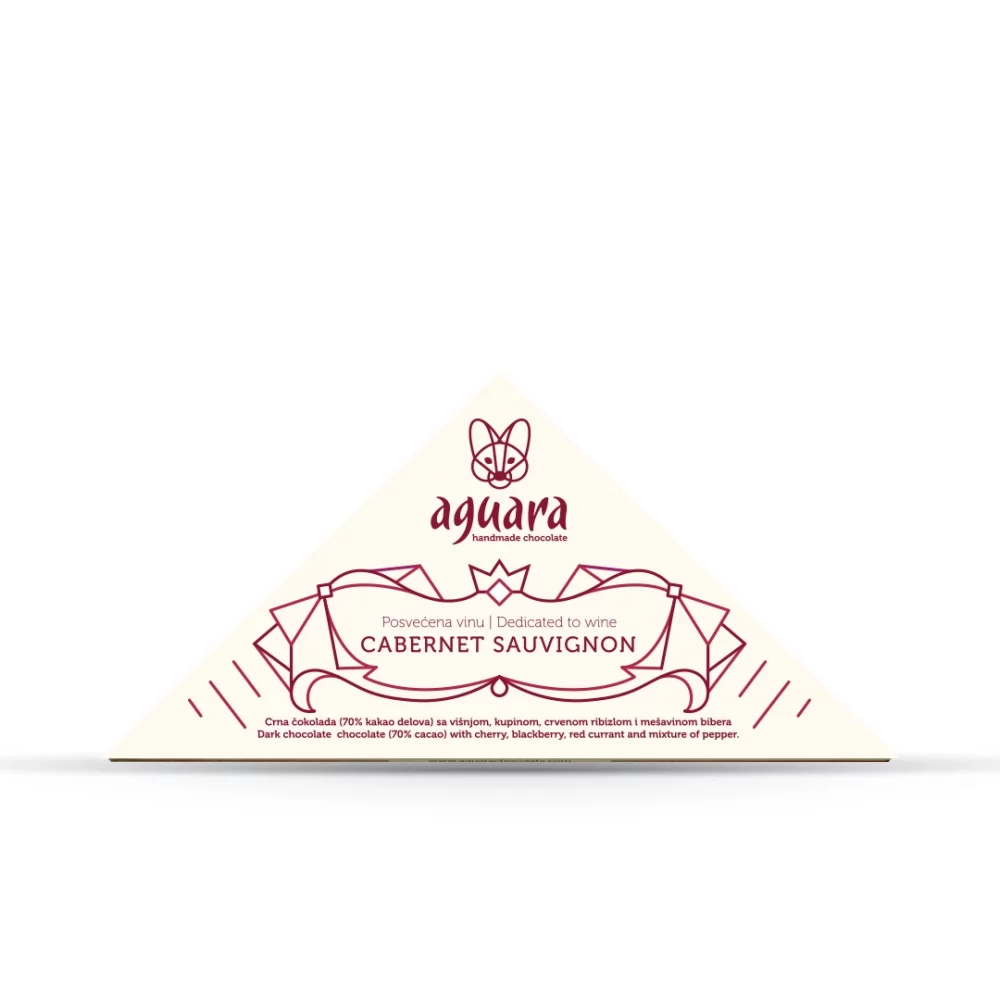 Trouglasta čokolada čokoladeposvećene vinu Kaberne sovinjon. Na ambalaži se nalaze linijski elementi koji predstavljaju elemente srpske tradicije.