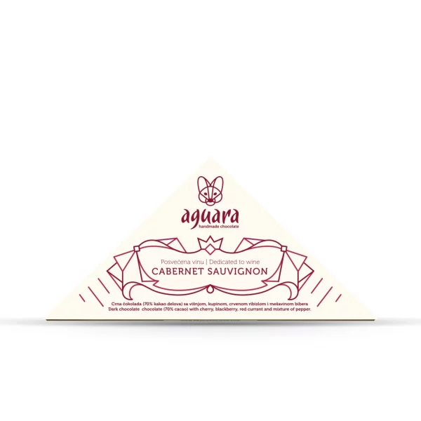 Trouglasta čokolada čokoladeposvećene vinu Kaberne sovinjon. Na ambalaži se nalaze linijski elementi koji predstavljaju elemente srpske tradicije.