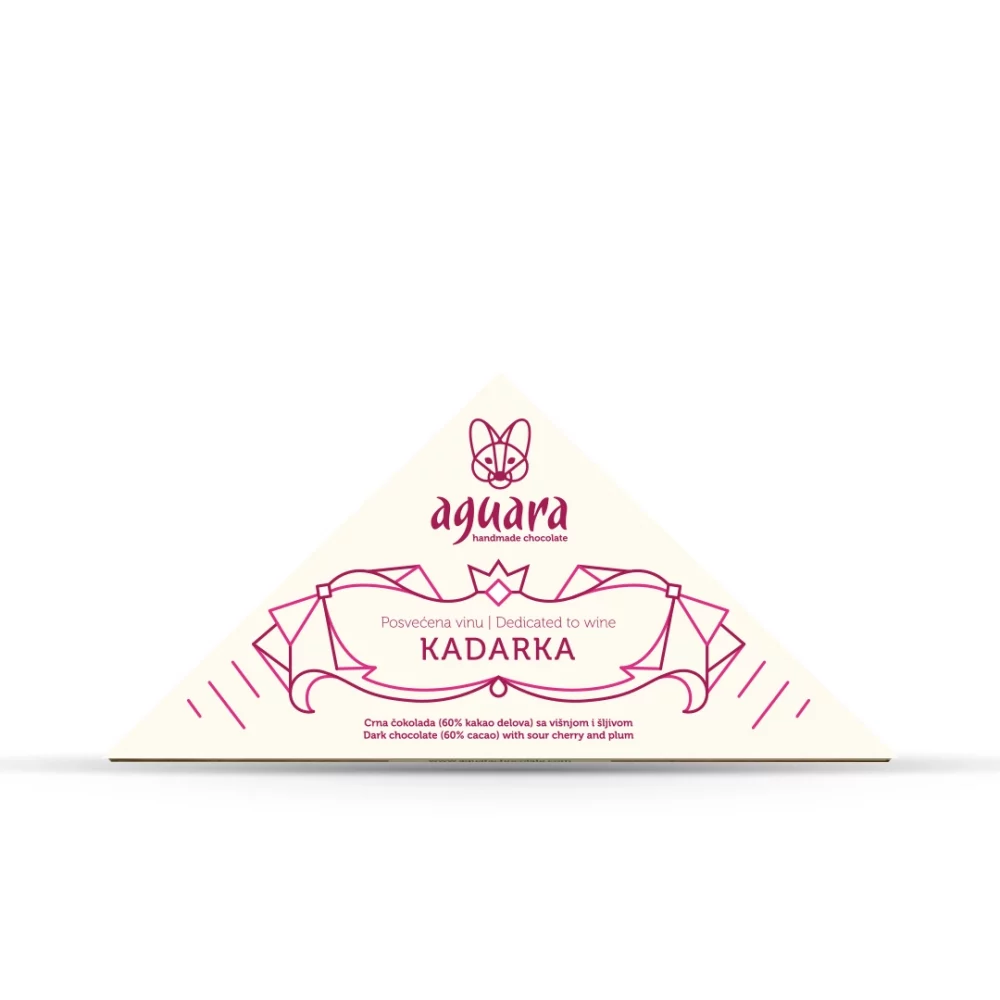 Trouglasta čokolada čokoladeposvećene vinu Kadarka. Na ambalaži se nalaze linijski elementi koji predstavljaju elemente srpske tradicije.