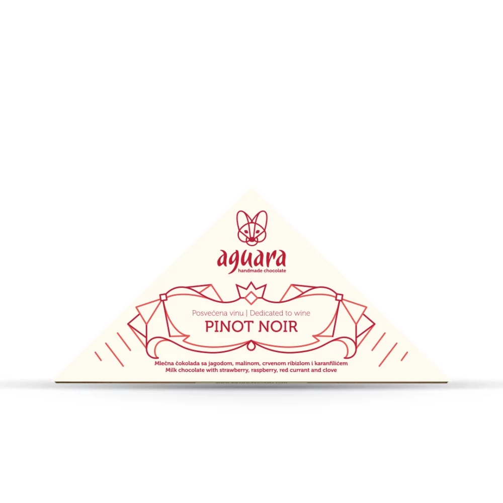 Trouglasta čokolada čokoladeposvećene vinu Pino noar. Na ambalaži se nalaze linijski elementi koji predstavljaju elemente srpske tradicije.