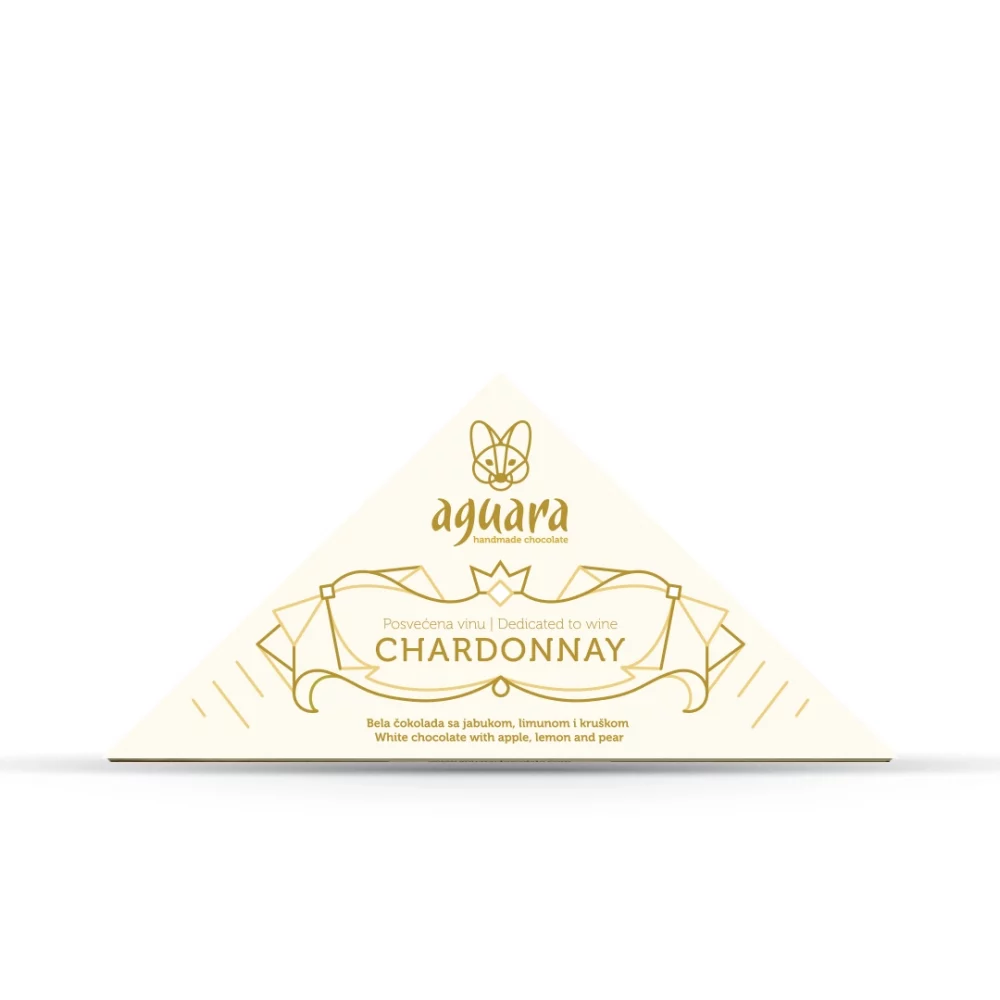 Trouglasta čokolada čokoladeposvećene vinu Sardone. Na ambalaži se nalaze linijski elementi koji predstavljaju elemente srpske tradicije.