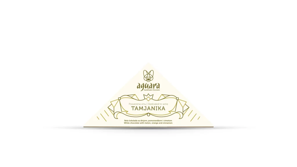 Trouglasta čokolada čokoladeposvećene vinu Tamjanika. Na ambalaži se nalaze linijski elementi koji predstavljaju elemente srpske tradicije.