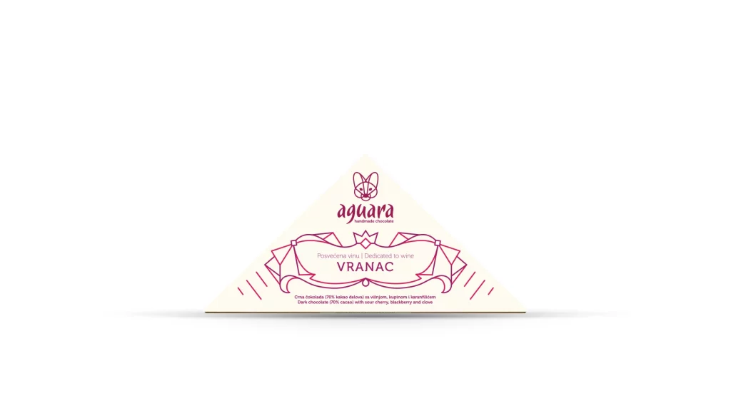 Trouglasta čokolada čokoladeposvećene vinu Vranac. Na ambalaži se nalaze linijski elementi koji predstavljaju elemente srpske tradicije.