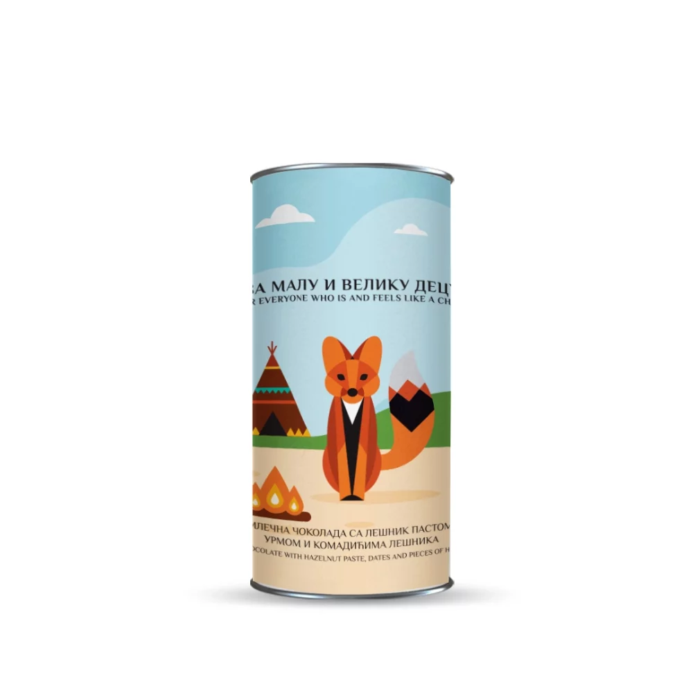 Tuba u kojoj se nalazi lomljena mlečna čokolada sa lešnikom. Na etiketi se nalaze aguara, indijanski šator i vatra.