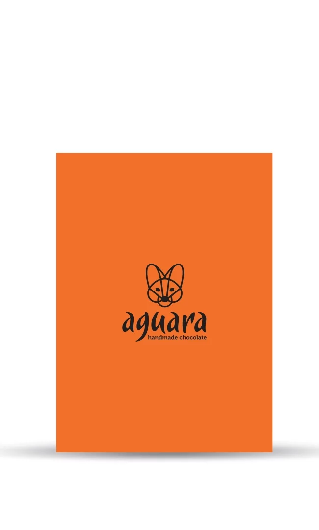 Poklon narandžasta čestitka sa aguarinom linijskom glavom crne boje i tekstom Aguara handmade chocolate.