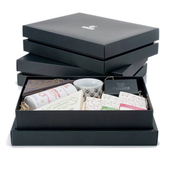 Luksuzna kutija Aguara čokolade sa različitim Aguara čokoladnim proizvodima i poklonima poput šolje, poklon kartice, cegera, za rođendane i druge proslave.