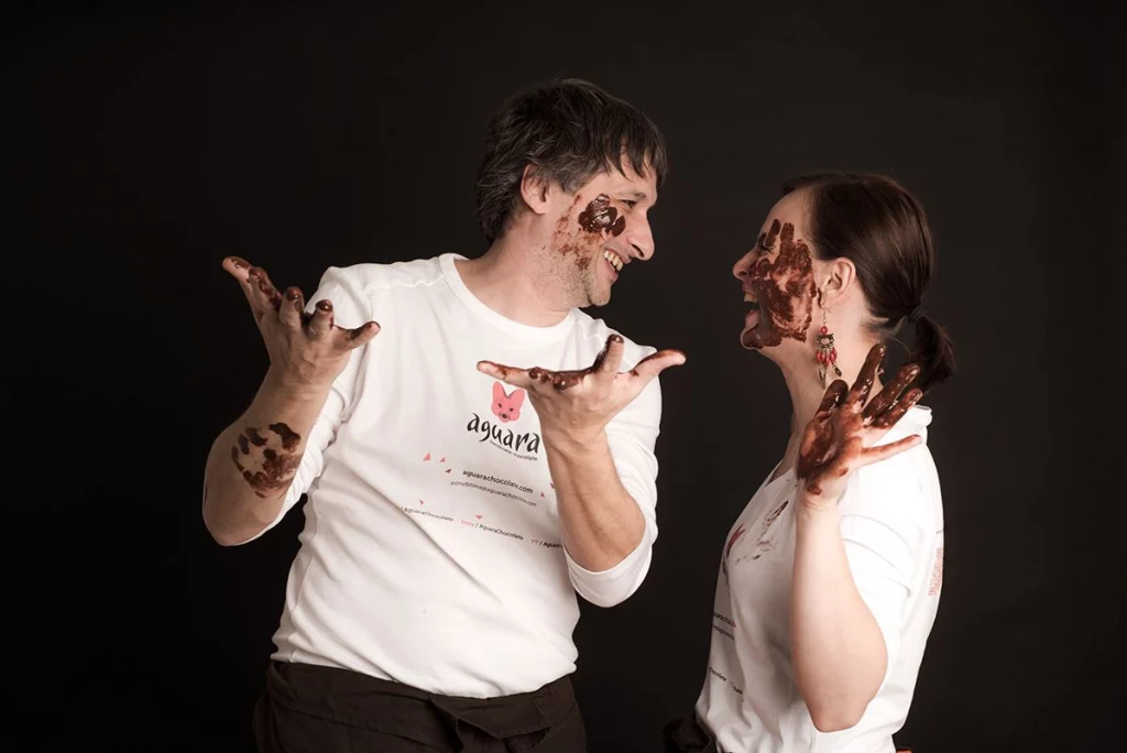 Iza priče Aguara čokolade stoje Miloš, Svetlana – tehnolog i dizajner. Mi stvaramo ručno rađene čokolade, razvijamo jedinstvene ukuse i dizajniramo luksuzna pakovanja i poklon kutije, čineći svaki proizvod posebnim i nezaboravnim.