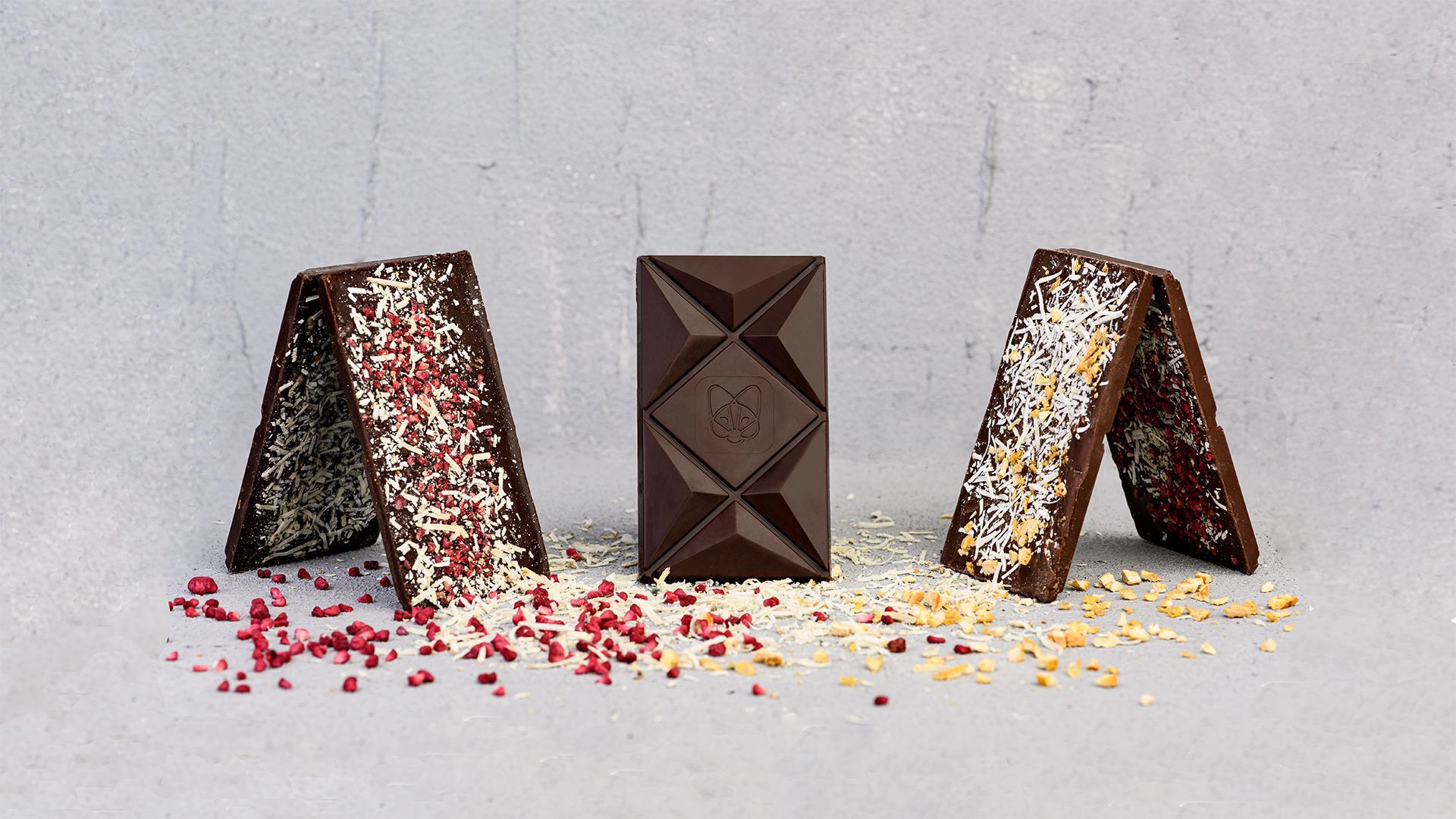 Aguara čokolada sa kozjim sirom, jedinstvenog ukusa, sa posebnom recepturom i dizajnom, jedinstvena u svetu – spoj čokolade i sira.