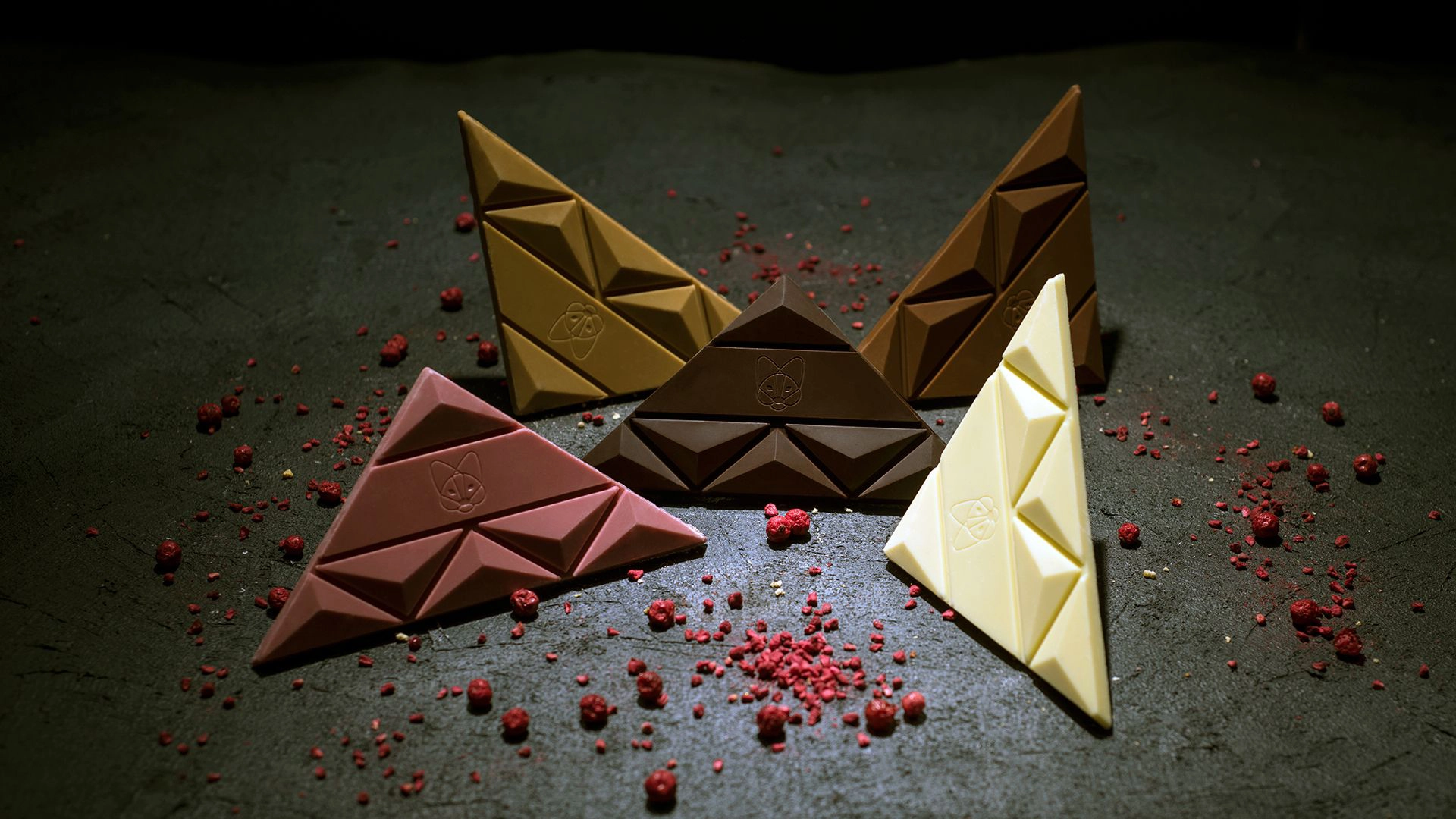 Ručno rađena Aguara čokolada iz Srbije sa jedinstvenim dizajnom i ukusom – bela čokolada, mlečna čokolada, tamna čokolada i bela čokolada sa karamelom.