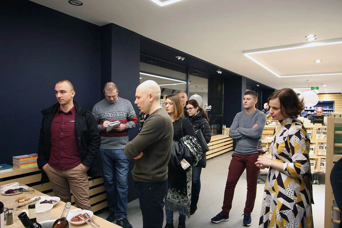 Olivia market degustacija Aguara čokolade i vina novinari i gosti