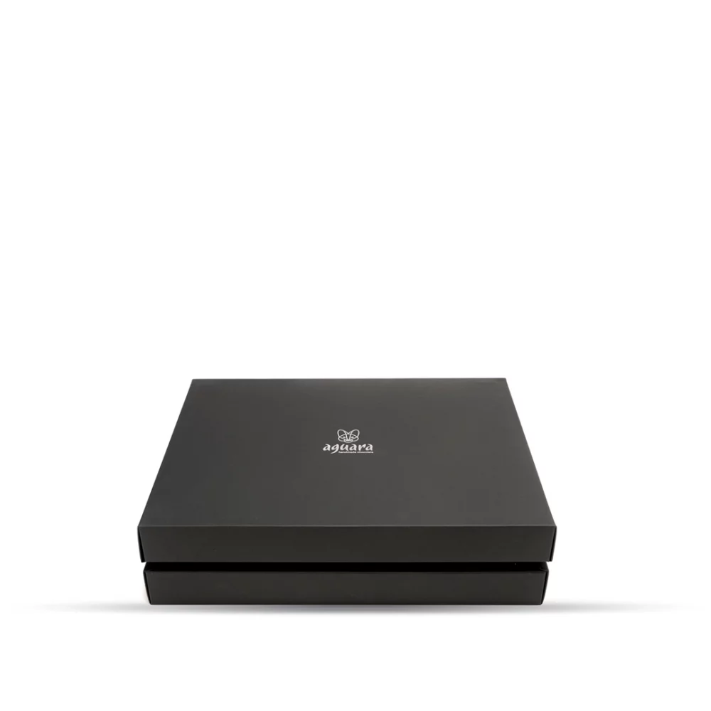Aguara chocolate LUX pakovanje u koje staju različiti proizvodi iz Aguara chocolate asortimana. Crna kutija sa platinastim foliotiskom.