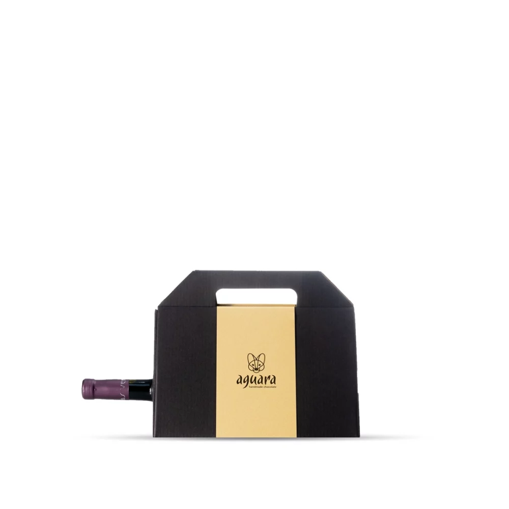 Aguara chocolate čoko-vinsko pakovanje u kojem se nalaze flaša cina i dve, tri ili četiri Aguara čokolade.