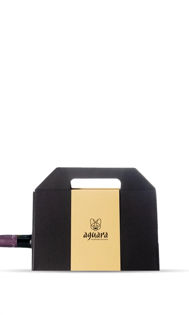 Aguara chocolate čoko-vinsko pakovanje u kojem se nalaze flaša cina i dve, tri ili četiri Aguara čokolade.