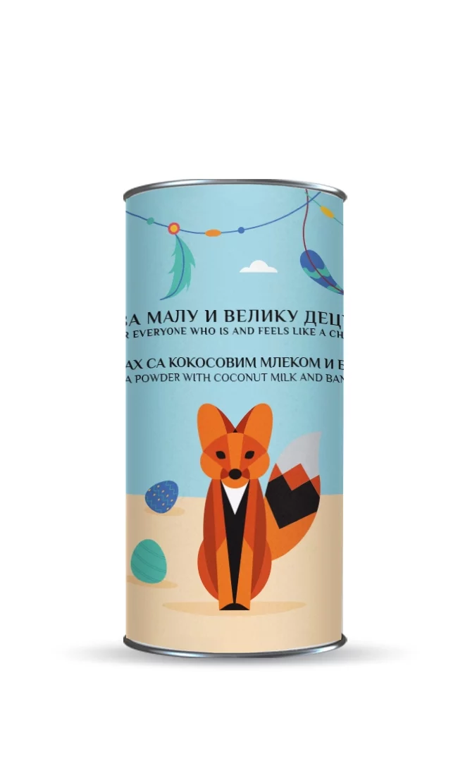 Tuba u kojoj se nalazi organski kakoa prah sa organskim kokosovim mlekom iliofilizovanom bananom, Na etiketi se nalaze aguara sa indijanskim perima i korpom u kojoj se nalaze jaja.