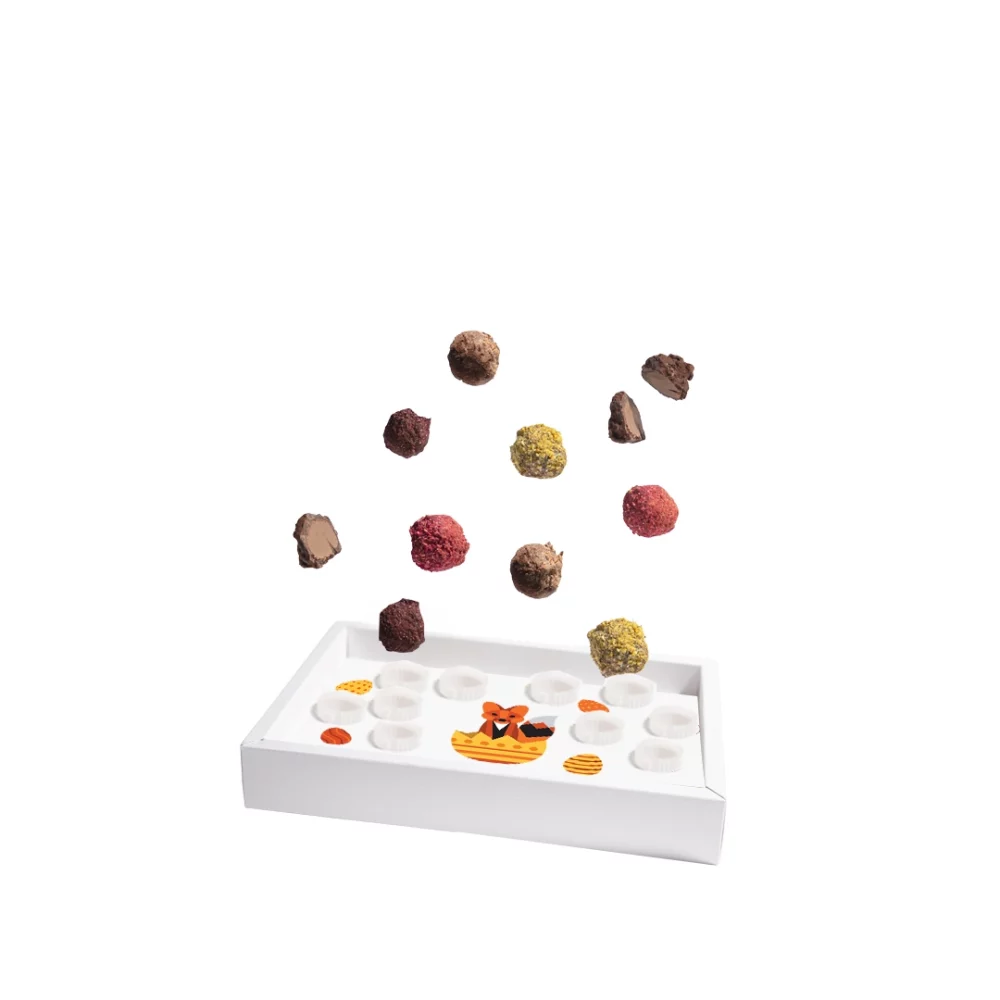 Poklon pakovanje Aguara chocolate čokoladnih kuglica. Bela kutija u kojoj se nalazi deset čokoladnih kuglica sa osnovom nakojoj dominira aguara koja izlazi iz čokoladnog jajeta. Osim nje tu se nalazi još četiri šarena čokoladna jajeta.